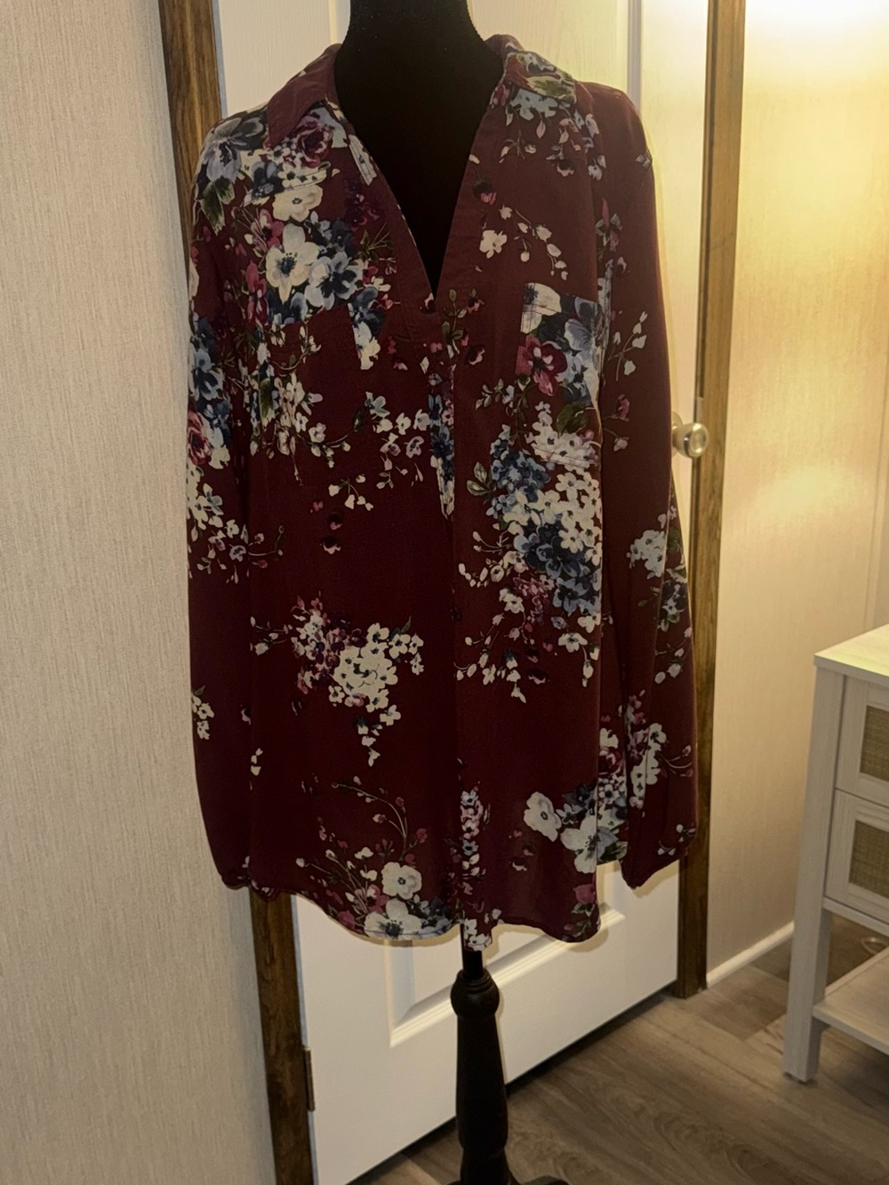 torrid Harper Burgundy Floral V-Neck Blouse - Picture 2 of 4